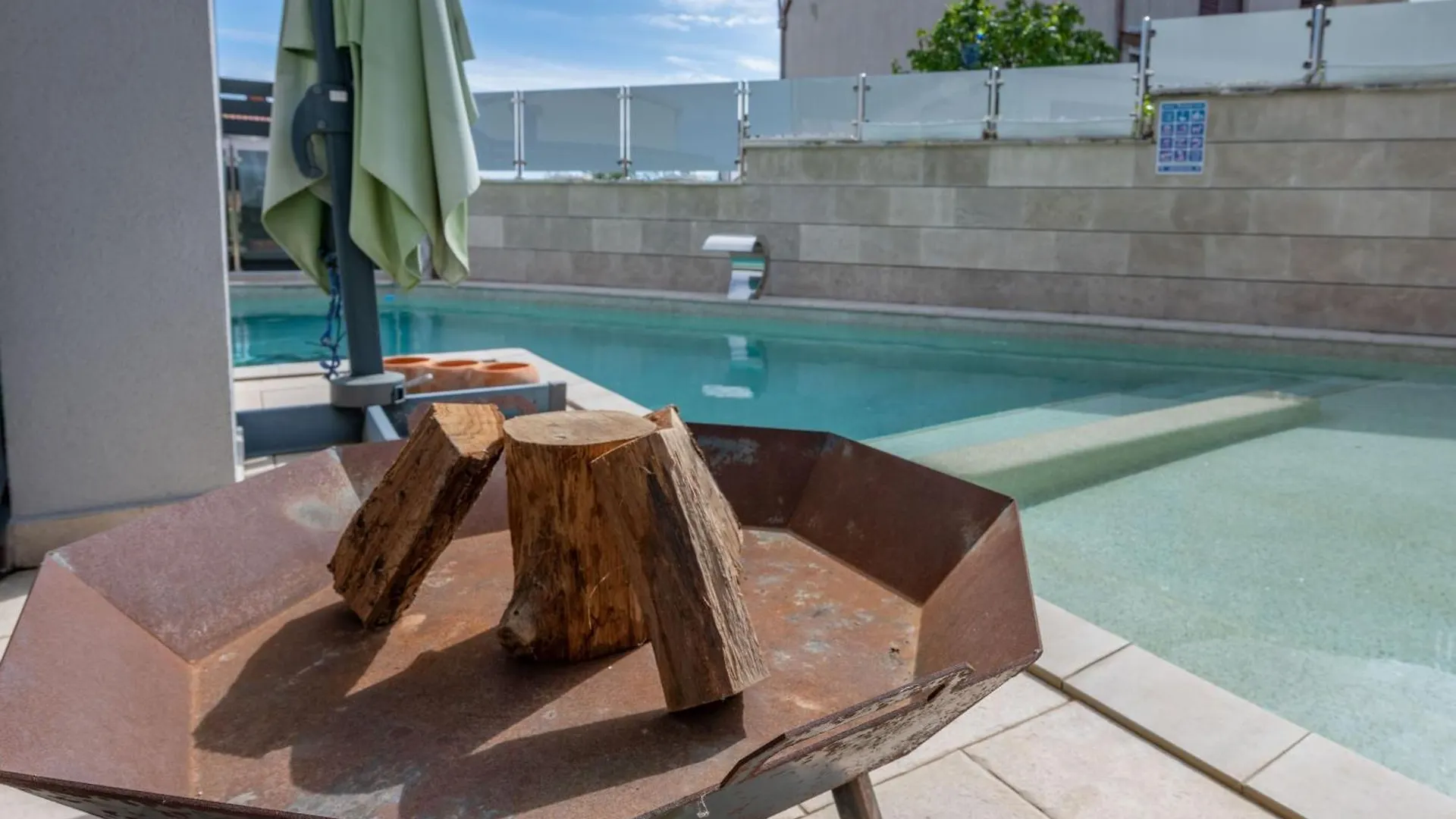 Villa Balu, A Charming Apartment With Pool Near Pula Vinkuran